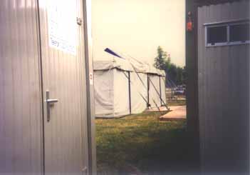 Die Asylantenunterkunft 1992 (asyldemo_1.jpg [12kB]