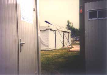 Die Asylantenunterkunft 1992 (asyldemo_1.jpg [12kB]