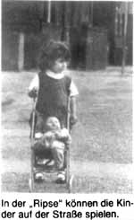 Kind mit Kinderwagen